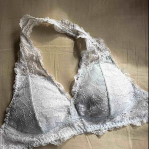  - Fin vit spets bralett. Använd ett fåtal gånger.    Köparen står för frakt på 9kr (: