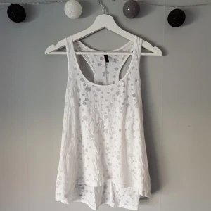  - Tunt linne med brottarrygg, med stjärnmönster.