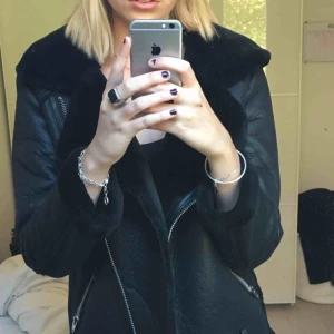 - En snygg jacka perfekt till hösten/vintern! Med fake päls från hm för mer vid intresse/fler bilder kontakta mig! Kan mötas på Södermalm eller posta (köparen står för frakten)