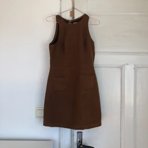 Hollister klänning - Brun mocka imitation klänning från Hollister. Storlek s. Snygg nu till hösten med strumpbyxor och en stickad kofta🎀