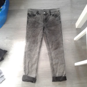  - Cheap Monday jeans i jättebra skick med skinndetaljer på bakfickor, remmar och myntficka. Säljes då de inte används dagligen som de förtjänar!  Pris 90kr, kan skickas om köparen står för frakt. Betalas med swish.