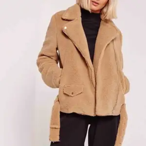 Shearling jacka från Missguided i beige. Använd 1 år och har ett hål på insidan av ena armhålan och ett litet hål vid fickan. 400kr om den fraktas