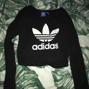  - Säljer denna crop topen med långa ärmar i storlek S