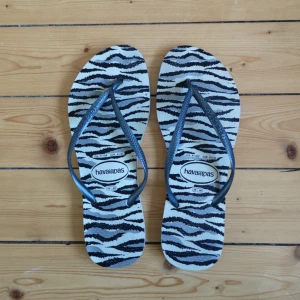  - Havaianas i zebramönster. Passar mig som är 40-41.