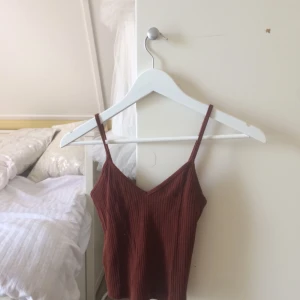  - Brunröd croptop ifrån topshop köpt i NYC. Skön och luftig att ha på sig en varm sommardag ( *hint* sommarsverige 2018).   🌻Mötas i Malmö?/Frakt tillkommer🦕 No refunds 🌻