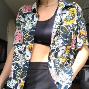  - Kortärmad skjorta från topshop. Använd 1 gång. Möts upp i Stockholm annars tillkommer frakt!