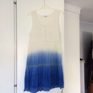  - Söt klänning i gott skick. Kan mötas upp i Uppsala. Fraktkostnad tillkommer.