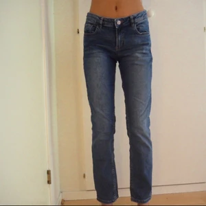  - Jeans med rakpassform från Mango. Använda 2 gånger, men i nytt skick! 