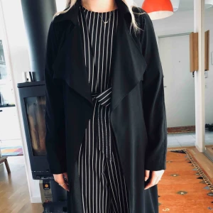  - En trenchcoat från BikBok som köptes för 599kr för ungefär ett år sedan. Snällt använd och i nyskick. Frakt tillkommer🌈