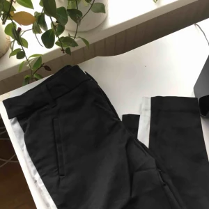  - Stilrena kostymbyxor med rand på sidan i gott skick. Passar dig som är ca 160cm lång ❤️ frakt: 30 kr 