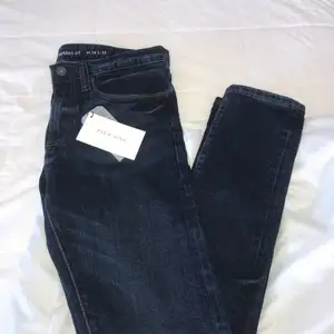 Ett par helt oanvända Pier One jeans Slim tapered fit