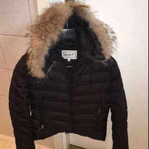  - Jättefin jacka från Kajs i modellen Janbell. Jackan är i storlek 34 och skulle säga att den passar storlek xS-S då den är lång i ärmarna. Jackans dragkedja är lite trasig men den fungerar som den ska.