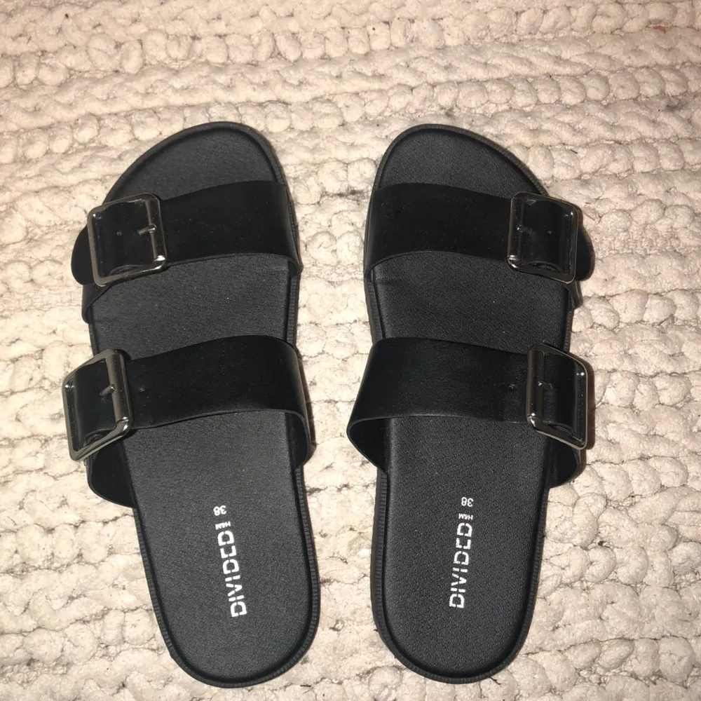 Sandaler från H&M, aldrig använda pga att jag har ett par liknande. Kan skicka mot frakt.. Skor.