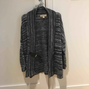 Kofta Michael kors  - Kofta från Michael Kors. Kan mötas upp i kungsbacka eller posta, köparen står för frakten. 