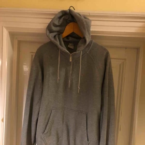  - Nike hoodie i trevligt skick. Diskret broderad logo på bröstet. Kan hämtas i Uppsala eller skickas mot fraktkostnad 