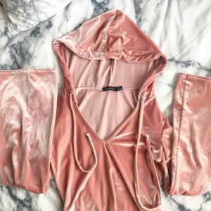  - Sammet body med luva. Sjukt snygg men kommer aldrig till användning storlek 38 men är som en 36  60kr