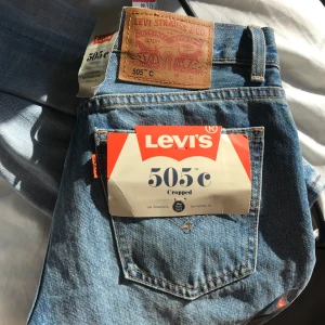  - Säljer ett par riktigt oanvända levis jeans för 500kr, modellen heter 505c, nypriset var 98 dollar. Säljer pga för små. 