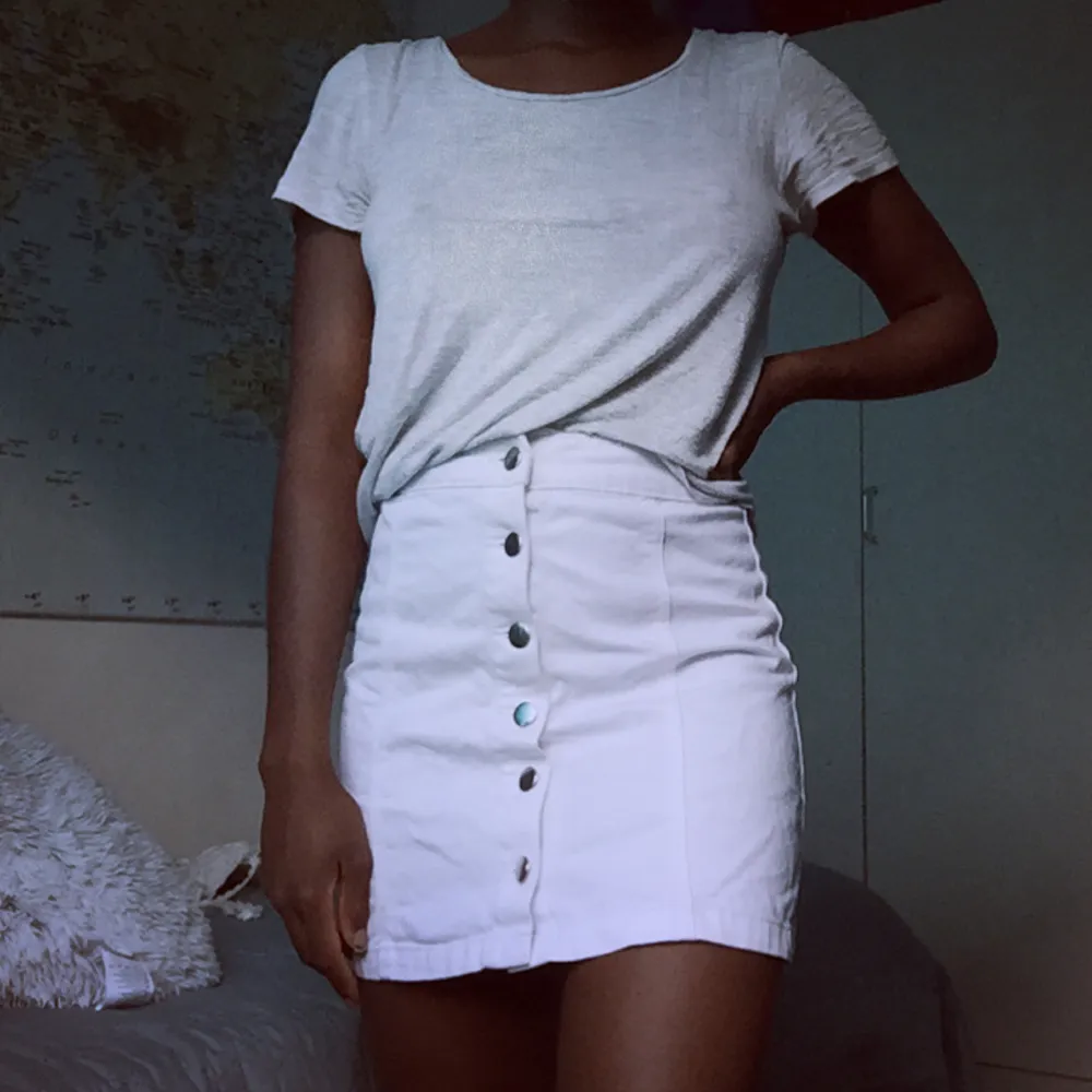 Säljer min snygga vita jeans kjol från H&M, köparen står för frakten på 35kr. Kjolar.