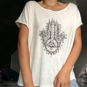  - Oversized vit tröja med hamsa handen! Jätte skön och häftig, köpt på Indiska. För fler bilder/ mer info skriv i DM. Fraktar endast och betalning via swisch📲