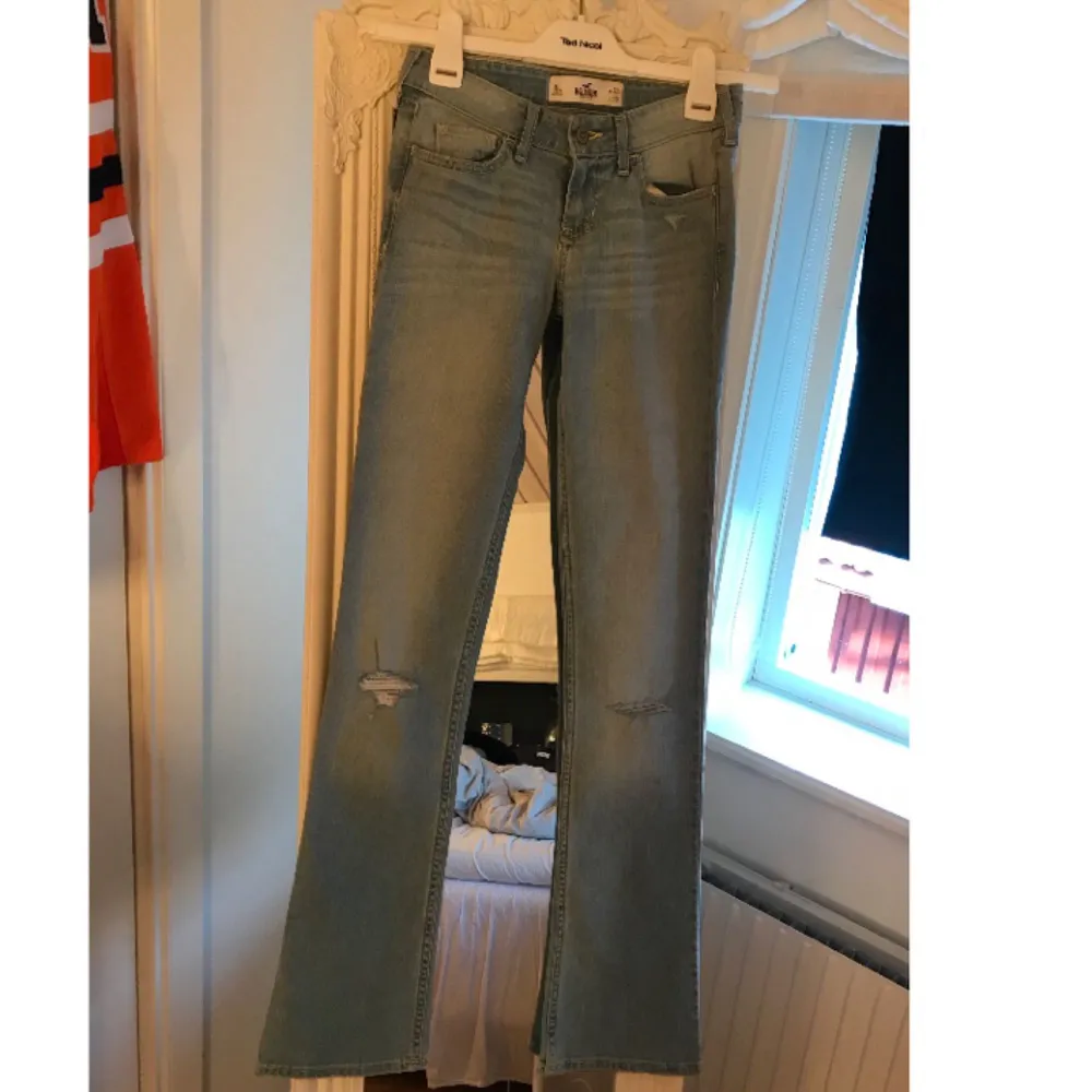 HELT oanvända Hollister bootcut jeans med prislapp kvar! Inköpta i USA för ca 600kr! Köparen står för 55kr i fraktkostnad som tillkommer!. Jeans & Byxor.