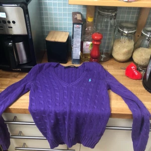  - Jättefin Ralp Lauren tröja.Knappt använd så är i mycket bra skick!  Kan skicka med posten då står köparen för frakten🌸