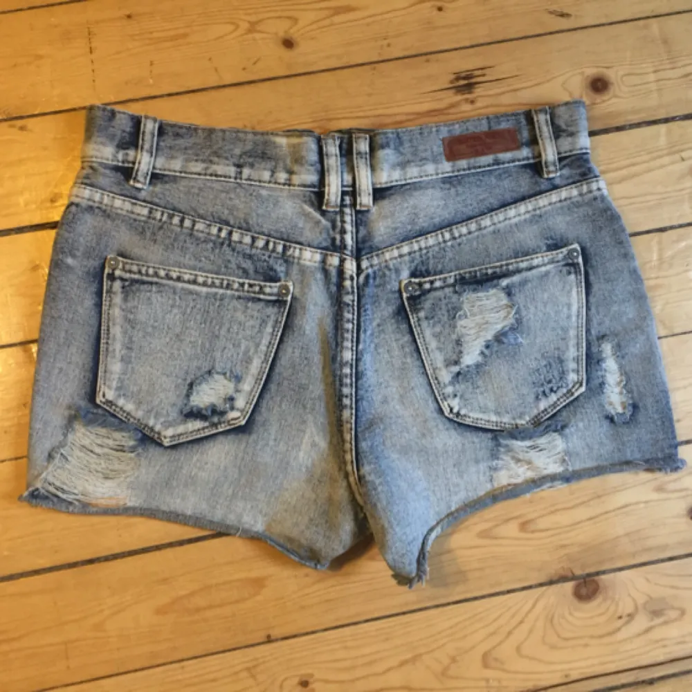 Jeansshorts med pärlbroderier köpta i Spanien . Shorts.