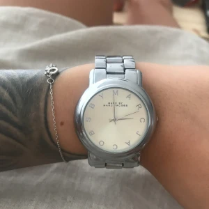  - Köpt på Plick men säljer då jag fått en annan klocka och denna ej kommit till användning. Bra skick och batterier har jag precis bytt så det behövs inte göras. Frakt är inkluderat i priset.