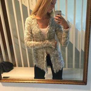  - Super snygg kofta grå vit glittrig 