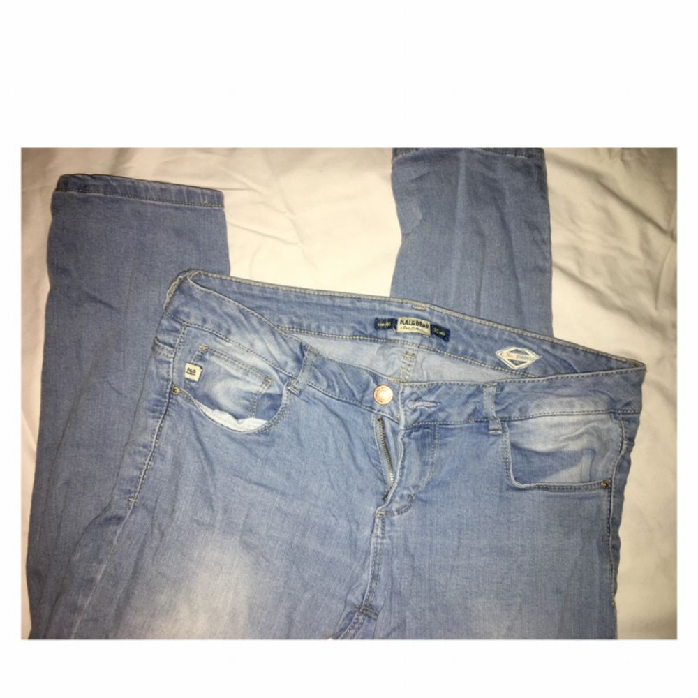 Fina, jättesköna ljusblå jeans från Pull&Bear. Bra passform och skönt material. 150kr + frakt 😊 (tar swish). Jeans & Byxor.
