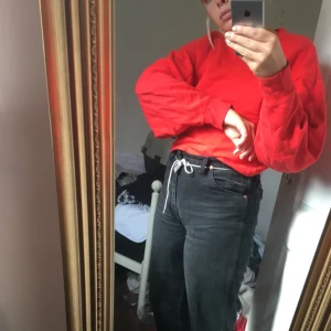  - Röd super mysig tröja från monki. Sparsamt använd!