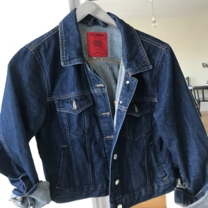  - Tuff jeansjacka från Pull and Bear med volang på baksidan och på baksidan av ärmarna. Endast använd en gång! Köpare står för frakt.