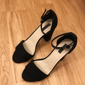  - Ett par superfina enkla svarta klackar som endast är använda en gång. 180kr + frakt. 