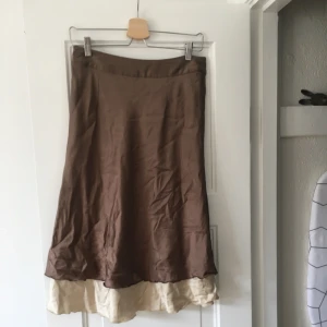  - Vintagekjol i tidig 2000-talsstil, väldigt de senare säsongerna av Buffy. Kan mötas upp på söder i Stockholm eller skicka, köparen står för frakt! 