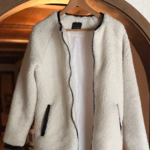 - Mysig fluffig jacka. Bra till höst och vinter