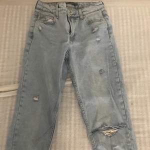Mom jeans , oanvänd , bara provade  , köparen står för frakten