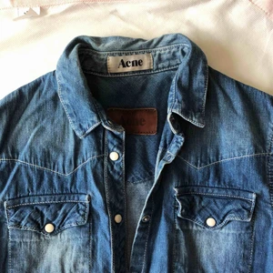  - Jeansskjorta från acne, sparsamt använd. Passar allt från s-l då den sitter snyggt oversized på mig som har s-m:)