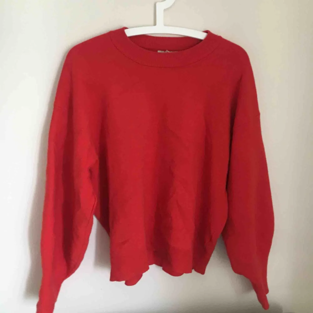 Sweatshirt från H&M i så fin röd färg! Perfekt i höst! frakt 80kr pga. Tung. Tar endast emot swish 💸 Kan mötas i centrala Stockholm📍. Hoodies.