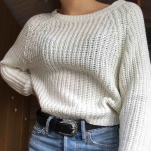  - Vit stickad tröja från hm i kortare modell, aldrig använd.  Köparen står för frakt på 54kr(: