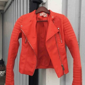  - Röd snygg skinnjacka i strl 36 som passar till alla tillfällen♥️💋jackan är helt oanvänd eftersom det var fel storlek för mig som ofta har 38:( om frakt önskas så står köparen för kostnaden