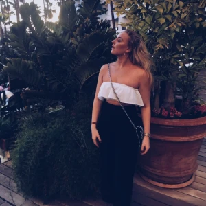  - Jättefin vit topp från pull and bear i storlek M som tyvärr inte kommer till användning längre. Frakt ingår! 💕