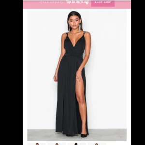  - Svart lång festklänning. Köpt från Nelly.com. Är i nyskick då den bara är använd en kväll.  Jag postar men då står köpare för fraktkostnaden :)