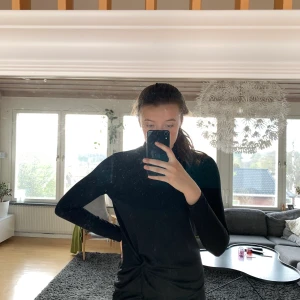 Little black dress - Svart kläning från gintricot. Använd ett fåtal gånger. Perfekt för lite mer formella tillfällen då den inte är så lättklädd. Säljer pga att den e för kort på mig som är 187.