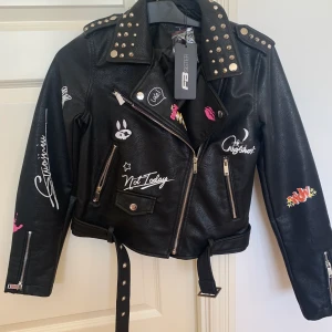 Skinnjacka - Aldrig använd skinnjacka, lapparna finns kvar. Nypris 500kr. Köpare står för eventuell frakt.