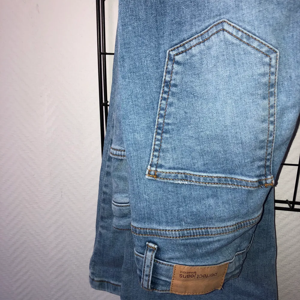 Utsvängda jeans från ginatricot i storlek Xs köptes för 499kr och säljes för 189kr GRATIS FRAKT. Jeans & Byxor.