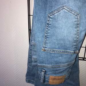 Utsvängda jeans från ginatricot i storlek Xs köptes för 499kr och säljes för 189kr GRATIS FRAKT