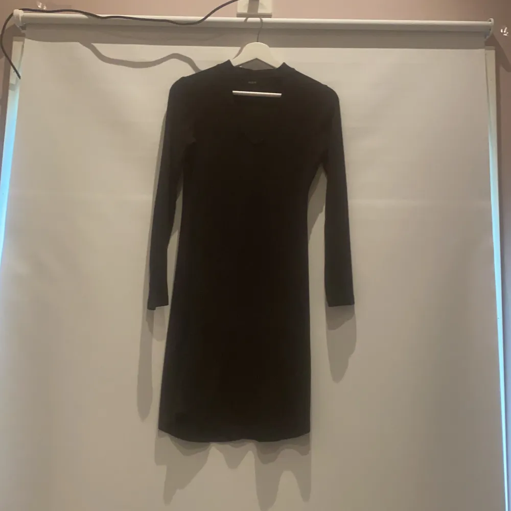 Fin svart klänning från Bik Bok. Otroligt skönt material. Använd 1 gång på julafton. Pris exl frakt🍉. Klänningar.
