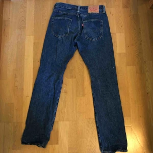  - Levi’s jeans. Har inga hål eller liknande. 
