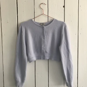 Kofta ifrån ASOS, storlek 36 - Använd en gång tidigare, så den är så gott som ny. Skicka meddelande vid mer info! Köparen står för frakt! 