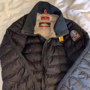 PJ jacka - Säljer min pj jacka. Den är trasig i fickan och den är inte äkta men den är annars i bra skick och väldigt snygg. Detta är en herr storlek men den passa mig som är vanligt vis en medium.