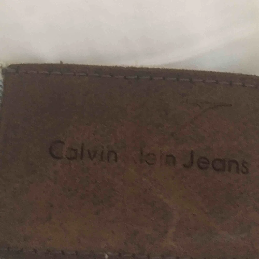 Vintage jeans från Calvin Klein. Köpta för ca 400kr på Depop. Har några små fläckar.. Jeans & Byxor.